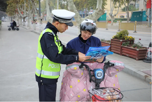 山西临猗交警“护航”民众平安出行