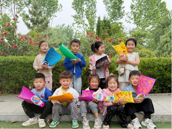 <strong>“蔬影成花，礼赞母爱”——鄄城县红船镇中心幼儿园母亲节菜根拓印主题活动</strong>
